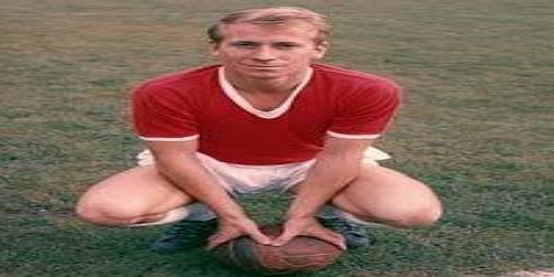 查尔顿传奇生涯回顾：从利兹联到世界杯冠军的辉煌历程- 九游娱乐