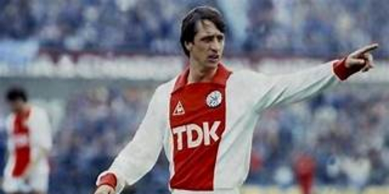 九游娱乐视角：克鲁伊夫的足球哲学与“团队优先”逻辑-九游娱乐